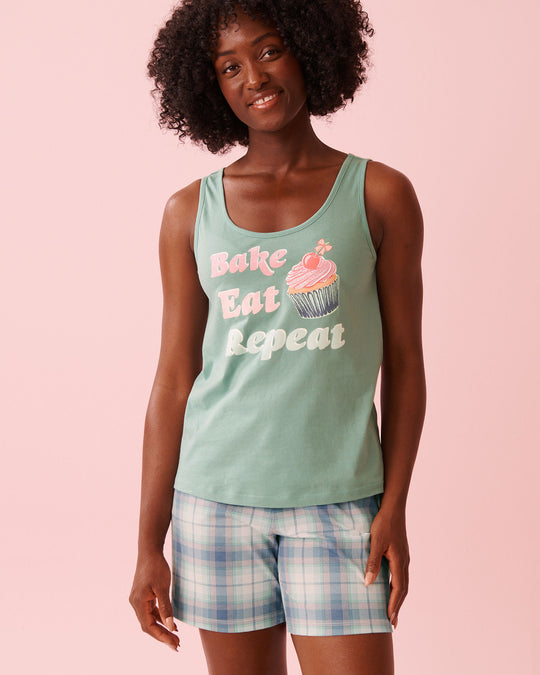 قميص داخلي قطني بياقة دائرية مطبوع عليه صورة كب كيك