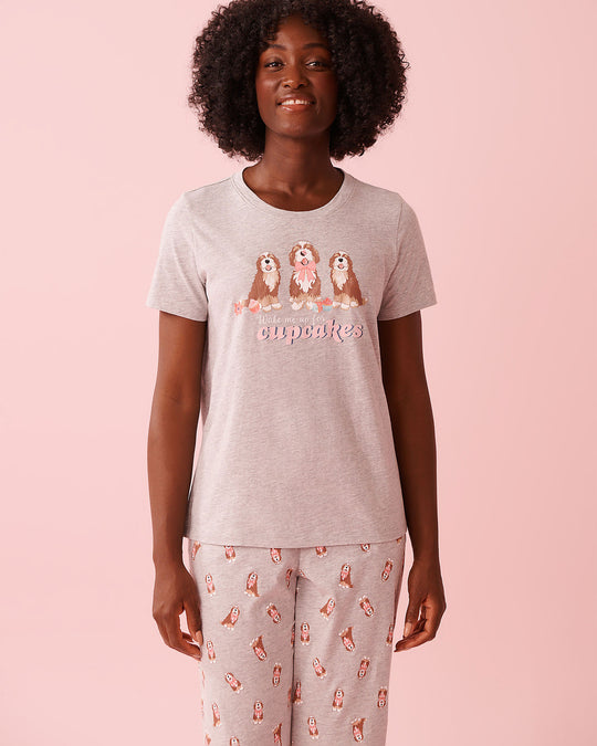 تيشيرت قطني برقبة دائرية مطبوع عليه صورة كلب وكعكة