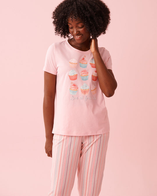 تيشيرت قطني برقبة دائرية مطبوع عليه صورة كب كيك