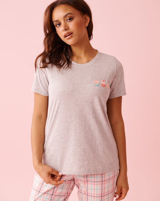 تيشيرت قطني برقبة دائرية مطبوع عليه صورة كب كيك