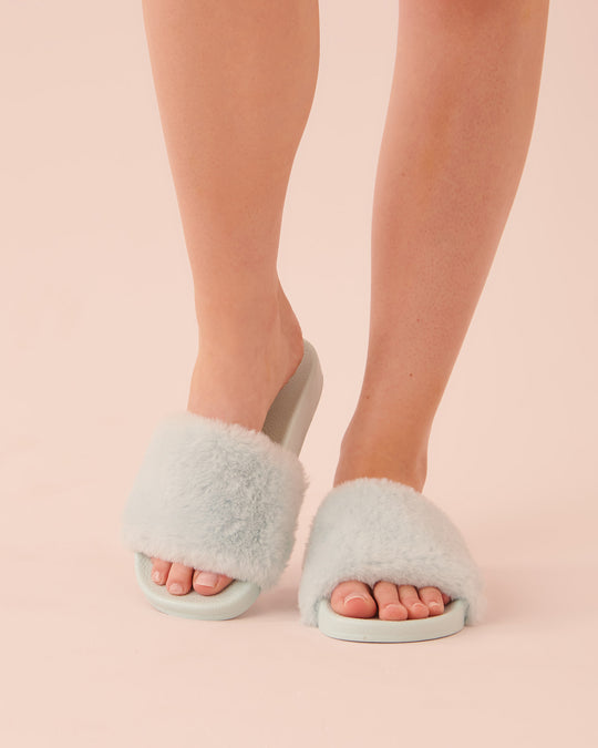 شبشب سلايد من القطيفة مفتوح من الأمام