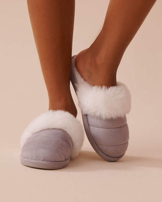 أحذية من جلد الغزال وفرو