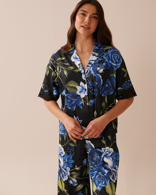 قميص ساتان مطبوع بالورود مع دانتيل وأزرار أمامية