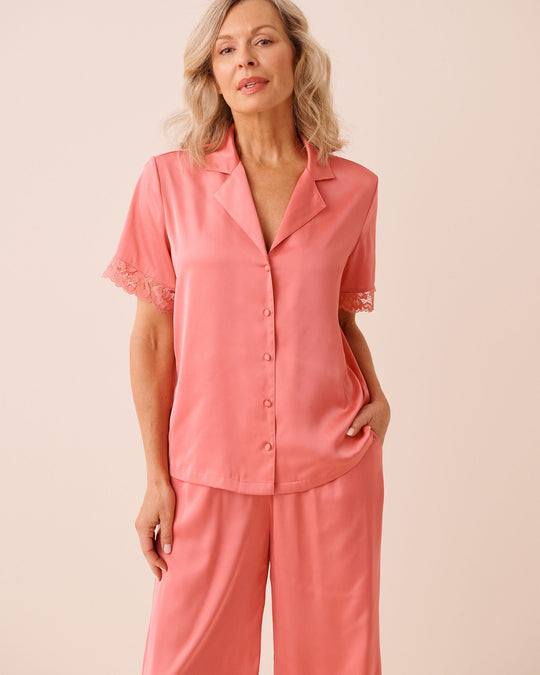 قميص ساتان بأزرار أمامية مزين بالدانتيل