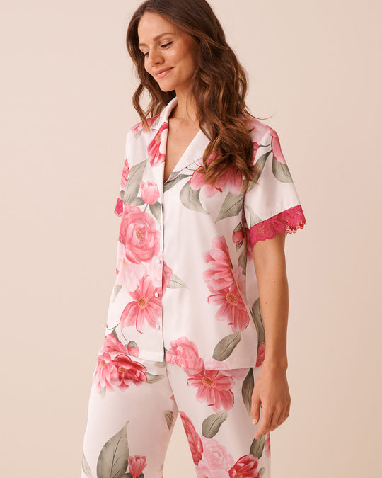 قميص بأزرار من الساتان مزين بالدانتيل وطبعة الكاميليا