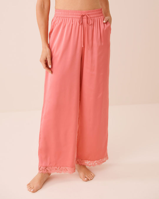 بنطال من الساتان مزين بالدانتيل