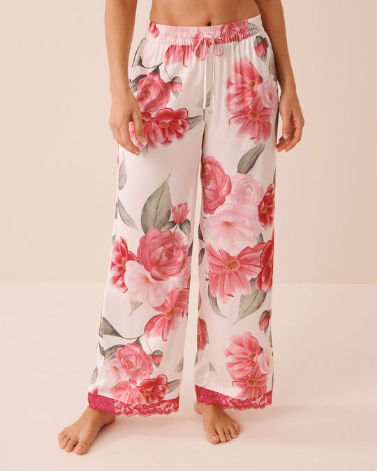 بنطال من الساتان مزين بالدانتيل وطبعة الكاميليا