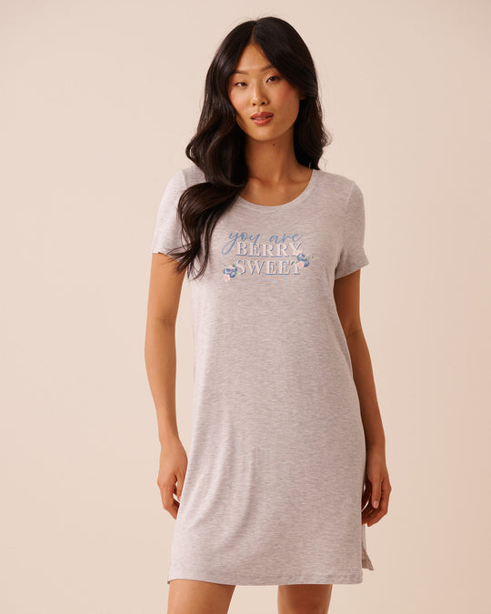 قميص نوم قصير الأكمام من قماش جيرسي ناعم بنقشة التوت