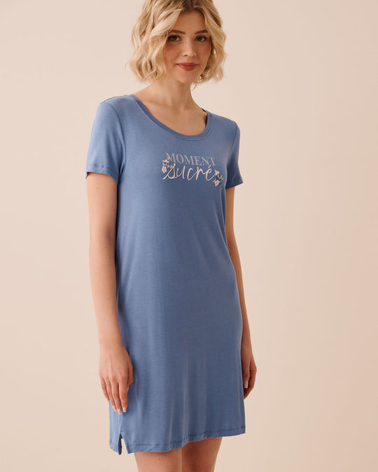 قميص نوم قصير الأكمام من قماش جيرسي ناعم بنقشة التوت